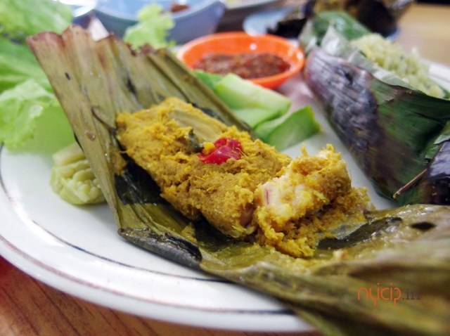 Pepes Jambal via Nyicip, 1. Opak Ketan Rawagede, 2. Gegeplak Karawang, 3. Kue Ali Khas Karawang, 4. Kawista Madu, 5. Serabi Hijau, 6. Ikan Gabus Bumbu Pucung, 7. Soto Gempol, 8. Tahu Bambu, 9. Kue Gonjing, 10. Soto Sadang, 11. Soto Tangkar, 12. Nasi Liwet, 13. Ayam Goreng Sajolna, 14. Pepes Jambal, 15. Kerupuk Bontot, 16. Dodong Hideung, 17. Rengginang Ketan, 18. Bolu Kijing, 19. Jojongkong, 20. Gandasturi, 21. Kue Semprong, 22. Es Walikota, 23. Brownies Duren, 24. Telur Asin Bakar Batik, 25. Kue Lapis Tape, 26. Tahu Bumbu, 27. Pepes Walahar Khas Karawang