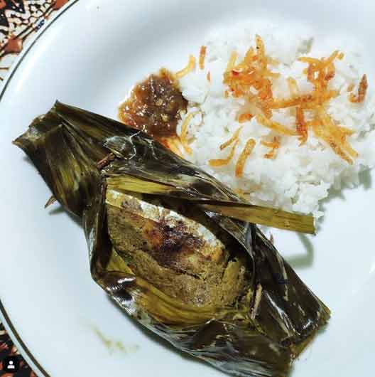 Pepes Walahar Khas Karawang via IG @dilovesfood, 1. Opak Ketan Rawagede, 2. Gegeplak Karawang, 3. Kue Ali Khas Karawang, 4. Kawista Madu, 5. Serabi Hijau, 6. Ikan Gabus Bumbu Pucung, 7. Soto Gempol, 8. Tahu Bambu, 9. Kue Gonjing, 10. Soto Sadang, 11. Soto Tangkar, 12. Nasi Liwet, 13. Ayam Goreng Sajolna, 14. Pepes Jambal, 15. Kerupuk Bontot, 16. Dodong Hideung, 17. Rengginang Ketan, 18. Bolu Kijing, 19. Jojongkong, 20. Gandasturi, 21. Kue Semprong, 22. Es Walikota, 23. Brownies Duren, 24. Telur Asin Bakar Batik, 25. Kue Lapis Tape, 26. Tahu Bumbu, 27. Pepes Walahar Khas Karawang