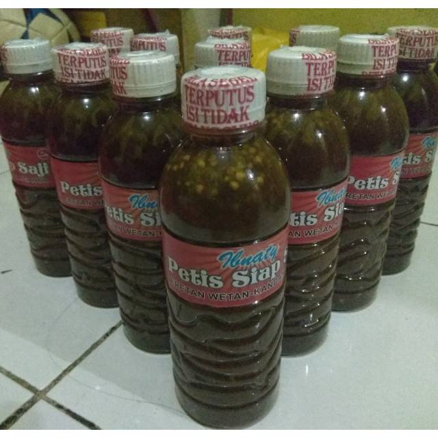 Petis, 1. Buah Mangga, 2. Dodol Laragudig, 3. Sirup Mangga, 4. Keripik Buah Mangga, 5. Rumbah, 6. Burbacek, 8. Blengep Cotot, 9. Kerupuk Bonggol Pisang, 10. Geblog, 11. Karedok, 12. Pedesan Entok, 13. Dodol Pelem, 14. Wedang Sereh, 15. Cuwing, 16. Orog – orog, 17. Wajik, 18. Mie Ragit, 19. Bubur Gintir, 20. Cimplo, 21. Petis, 22. Lepet, 23. Dongkal, 24. Emping Melinjo, 25. Kerupuk Udang, 26. Terasi, 27. Kerupuk Kulit Ikan, 28. Keripik Tike, 29. Aneka Ikan Asin, 30. Ikan Asin Jambal Roti, 31. Dodol Gula Merah, 32. Dodol Lolos, 33. Serabi, 34. Glintir, 35. Ketan Tutu, 36. Jalabiya, 37. Kue Cikak, 38. Blencong, 39. Pindang Gombyang Manyung, 40. Kaos Kafka Indramayu, 41. Nagasari, 42. Nasi Lengko, 43. Blendung Jagung