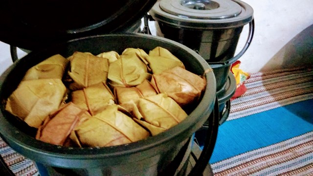 Peuyeum Ketan via Traveltodayindonesia, 1. Kopi Luwak Linggarjati, 2. Lepet Khas Kuningan, 3. Tahu Susu Tamiang Sari Kuningan, 4. Jeniper, 5. Batik Kuningan, 6. Jenisa, 7. Nasi Kasreng, 8. Kwecang Kuningan, 9. Golono, 10. Kue Satu Kuningan, 11. Peuyeum Ketan, 12. Hucap (tahu kecap Kuningan), 13. Keripik Gemblong atau Ketempling, 14. Tahu Lamping / Tahu Kopeci, 15. Keripik Gadung, 16. Papais Tradisional Khas kuningan, 17. Jawadah, 18. Opak Bakar, 19. Jasuke, 20. Rujak Kangkung
