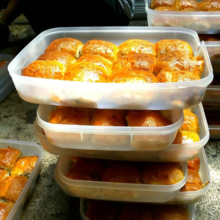 Pisang Bolen via Tokopedia, 1. Cimol, 2. Siomay, 3. Batagor, 4. Cilok, 5. Surabi Bandung, 6. Mie Kocok Bandung, 7. Peuyeum Bandung, 8. Kue Balok, 9. Pisang Bolen, 10. Bolu Susu Lembang, 11. Tahu Susu Lembang, 12. Martabak Bandung, 13. Perkedel Bondon, 14. Colenak, 15. Kue Bandros, 16. Combro, 17. Misro, 18. Gehu Jeletot, 19. Tempe Gila, 20. Bolu Bakar, 21. Wajit Cililin, 22. Gepuk, 23. Rujak Cireng, 24. Keripik Maicih, 25. Basreng, 26. Picnic Roll