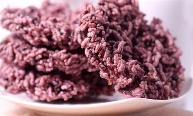 Rengginang Ketan Hitam, 1. Simping, 2. Semprong, 3. Rengginang, 4. Kerupuk Melarat, 5. Gula Cikeris, 6. Salak Pusaka Mulya, 7. Wedang Sachet Jahe, 8. Opak Gurih – Gurih, 9. Peuyeum Bendul, 10. Manisan Pala Wanayasa, 11. Keramik Plered, 12. Bendo Sunda Purwakarta, 13. Surabi Purwakarta, 14. Blangkon, 15. Mie Tiga Warna, 16. Colenak Purwakarta, 17. Rengginang Ketan Hitam, 18. Sate Maranggi, 19. Boneka Menong
