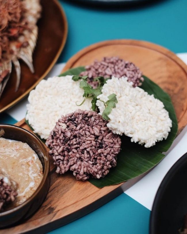 Rengginang via IG @paulustjia, 1. Empal Gentong, 2. Nasi Jamblang, 3. Docang, 4. Mie Koclok, 5. Nasi Lengko, 6. Sate Kalong, 7. Teh Poci, 8. Kerupuk Melarat, 9. Tahu Gejrot, 10. Bubur Sop, 11. Empal Asem Amarta, 12. Serabi, 13. Terasi Cirebon, 14. Gado – gado Ayam, 15. Sirup Tjampolay, 16. Kerupuk Udang, 17. Tape ketan Daun Jambu, 18. Rengginang, 19. Ikan Asin, 20. Growolan, 21. Kerupuk Kulit (Kerupuk Lambak), 22. Ondal Andil, 23. Gadungan, 24. Rarawuan, 25. Gepu, 26. Apem, 27. Wajik Komplang, 28. Emping, 29. Kue Gapit, 30. Jeniper (jeruk nipis peras), 31. Gula Batu, 32. Tahu Petis, 33. Sambal Asem, 34. Cirebon Kelana, 35. Cirebon Sultana, 36. Aci Dikoko, 37. Toko Daud, 38. Kue Satu, 39. Atom Kocir Bakpia’e Wong Cirebon, 40. Jambal Roti, 41. Batik Cirebon, 42. Keripik Tempe Sagu