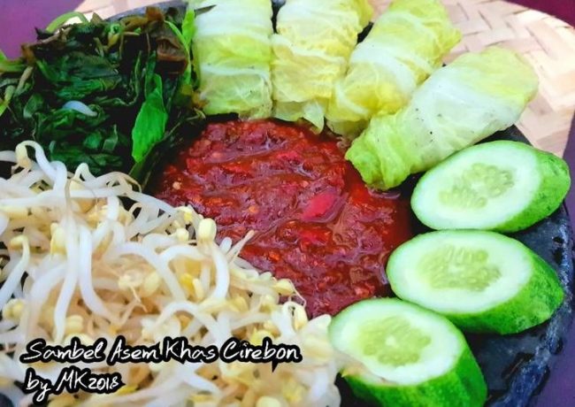 Sambal Asem via Pinterest, 1. Empal Gentong, 2. Nasi Jamblang, 3. Docang, 4. Mie Koclok, 5. Nasi Lengko, 6. Sate Kalong, 7. Teh Poci, 8. Kerupuk Melarat, 9. Tahu Gejrot, 10. Bubur Sop, 11. Empal Asem Amarta, 12. Serabi, 13. Terasi Cirebon, 14. Gado – gado Ayam, 15. Sirup Tjampolay, 16. Kerupuk Udang, 17. Tape ketan Daun Jambu, 18. Rengginang, 19. Ikan Asin, 20. Growolan, 21. Kerupuk Kulit (Kerupuk Lambak), 22. Ondal Andil, 23. Gadungan, 24. Rarawuan, 25. Gepu, 26. Apem, 27. Wajik Komplang, 28. Emping, 29. Kue Gapit, 30. Jeniper (jeruk nipis peras), 31. Gula Batu, 32. Tahu Petis, 33. Sambal Asem, 34. Cirebon Kelana, 35. Cirebon Sultana, 36. Aci Dikoko, 37. Toko Daud, 38. Kue Satu, 39. Atom Kocir Bakpia’e Wong Cirebon, 40. Jambal Roti, 41. Batik Cirebon, 42. Keripik Tempe Sagu