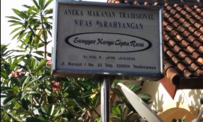 Sanggar Karya Cipta Rasa, 1. Kue Aci, 3. Kalua Jeruk, 4. Batik Tasikmalaya, 5. Payung Geulis, 6. Kelom Geulis, 7. Kolontong, 8. Nasi Cikur, 9. Rengginang Oyek, 10. Bubur Ayam Haji Zaenal, 11. Soto Ayam Pataruman, 12. Sale Pisang, 13. Mie Bakso Laksana, 14. Keripik Sukun, 15. Kupat Tahu Tasikmalaya, 16. Martabak Ramayana, 17. Tahu Bulat, 18. Cilok Goang, 19. Pecel Oranye, 20. Mie Ayam Pelangi, 21. Pancake, 22. Opak, 23. Wajit, 24. Citruk, 25. Nasi TO Tasik, 26. Godeblag, 27. Noga Kacang, 28. Es Bojong, 29. Sate Maranggi, 30. Kemplang, 31. Sambal Goang, 32. Ulen, 1. Pusat Oleh-oleh dan cemilan Tasikmalaya Parakannyasang, 2. Simpang Lima, 3. Nesa Oleh-oleh Khas Tasik, 4. Sanggar Karya Cipta Rasa, 5. Sentral kerajinan batik