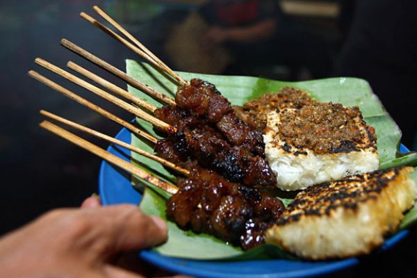 Sate Maranggi via Traveling Holic, 1. Kue Aci, 3. Kalua Jeruk, 4. Batik Tasikmalaya, 5. Payung Geulis, 6. Kelom Geulis, 7. Kolontong, 8. Nasi Cikur, 9. Rengginang Oyek, 10. Bubur Ayam Haji Zaenal, 11. Soto Ayam Pataruman, 12. Sale Pisang, 13. Mie Bakso Laksana, 14. Keripik Sukun, 15. Kupat Tahu Tasikmalaya, 16. Martabak Ramayana, 17. Tahu Bulat, 18. Cilok Goang, 19. Pecel Oranye, 20. Mie Ayam Pelangi, 21. Pancake, 22. Opak, 23. Wajit, 24. Citruk, 25. Nasi TO Tasik, 26. Godeblag, 27. Noga Kacang, 28. Es Bojong, 29. Sate Maranggi, 30. Kemplang, 31. Sambal Goang, 32. Ulen, 1. Pusat Oleh-oleh dan cemilan Tasikmalaya Parakannyasang, 2. Simpang Lima, 3. Nesa Oleh-oleh Khas Tasik, 4. Sanggar Karya Cipta Rasa, 5. Sentral kerajinan batik