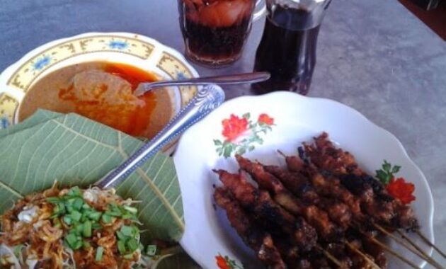 Sate Daging Sapi khas Blora, 1. Batik Blora, 2. Baju Kaos Samin, 3. Kue Gendu, 4. Ungker Khas Blora, 5. Egg Roll, 6. Abon Lele, 7. Souvenir Barongan, 8. Gembol Jati, 9. Sate Jagal Khas Blora, 10. Lontong Tahu & Lontong Sayur, 11. Sate Kambing khas Blora, 12. Sate Daging Sapi khas Blora, 13. Sego Kobong, 14. Soto Klethuk, 15. Pecel Pincuk, 16. Tape Sugihan, 17. Es Jati, 18. Opor Ayam Jawa, 19. Jajanan Dumbeg, 20. Manco khas Blora, 21. Wedang Cemohe, 22. Peli Kipu, 23. Asem – asem Ayam
