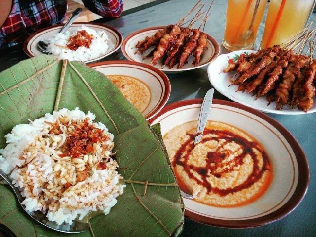 Sate Jagal Khas Blora, 1. Batik Blora, 2. Baju Kaos Samin, 3. Kue Gendu, 4. Ungker Khas Blora, 5. Egg Roll, 6. Abon Lele, 7. Souvenir Barongan, 8. Gembol Jati, 9. Sate Jagal Khas Blora, 10. Lontong Tahu & Lontong Sayur, 11. Sate Kambing khas Blora, 12. Sate Daging Sapi khas Blora, 13. Sego Kobong, 14. Soto Klethuk, 15. Pecel Pincuk, 16. Tape Sugihan, 17. Es Jati, 18. Opor Ayam Jawa, 19. Jajanan Dumbeg, 20. Manco khas Blora, 21. Wedang Cemohe, 22. Peli Kipu, 23. Asem – asem Ayam