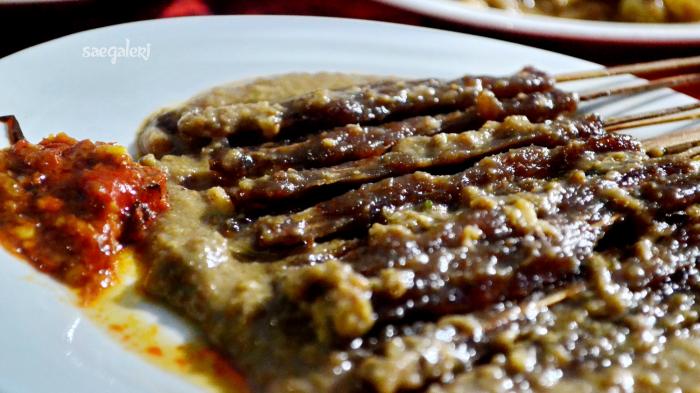 Sate Kalong via Saegaleri, 1. Empal Gentong, 2. Nasi Jamblang, 3. Docang, 4. Mie Koclok, 5. Nasi Lengko, 6. Sate Kalong, 7. Teh Poci, 8. Kerupuk Melarat, 9. Tahu Gejrot, 10. Bubur Sop, 11. Empal Asem Amarta, 12. Serabi, 13. Terasi Cirebon, 14. Gado – gado Ayam, 15. Sirup Tjampolay, 16. Kerupuk Udang, 17. Tape ketan Daun Jambu, 18. Rengginang, 19. Ikan Asin, 20. Growolan, 21. Kerupuk Kulit (Kerupuk Lambak), 22. Ondal Andil, 23. Gadungan, 24. Rarawuan, 25. Gepu, 26. Apem, 27. Wajik Komplang, 28. Emping, 29. Kue Gapit, 30. Jeniper (jeruk nipis peras), 31. Gula Batu, 32. Tahu Petis, 33. Sambal Asem, 34. Cirebon Kelana, 35. Cirebon Sultana, 36. Aci Dikoko, 37. Toko Daud, 38. Kue Satu, 39. Atom Kocir Bakpia’e Wong Cirebon, 40. Jambal Roti, 41. Batik Cirebon, 42. Keripik Tempe Sagu