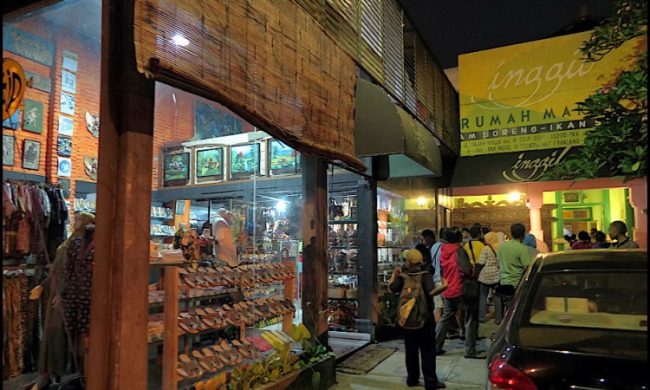 Sentra Oleh-oleh Parakannyasang, 1. Kue Aci, 3. Kalua Jeruk, 4. Batik Tasikmalaya, 5. Payung Geulis, 6. Kelom Geulis, 7. Kolontong, 8. Nasi Cikur, 9. Rengginang Oyek, 10. Bubur Ayam Haji Zaenal, 11. Soto Ayam Pataruman, 12. Sale Pisang, 13. Mie Bakso Laksana, 14. Keripik Sukun, 15. Kupat Tahu Tasikmalaya, 16. Martabak Ramayana, 17. Tahu Bulat, 18. Cilok Goang, 19. Pecel Oranye, 20. Mie Ayam Pelangi, 21. Pancake, 22. Opak, 23. Wajit, 24. Citruk, 25. Nasi TO Tasik, 26. Godeblag, 27. Noga Kacang, 28. Es Bojong, 29. Sate Maranggi, 30. Kemplang, 31. Sambal Goang, 32. Ulen, 1. Pusat Oleh-oleh dan cemilan Tasikmalaya Parakannyasang, 2. Simpang Lima, 3. Nesa Oleh-oleh Khas Tasik, 4. Sanggar Karya Cipta Rasa, 5. Sentral kerajinan batik