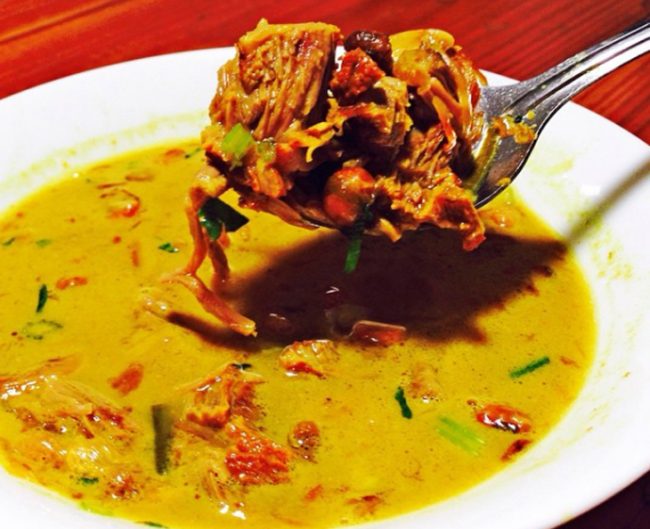 Soto Ayam Garut, 1. Dodol Picnic, 2. Batik Garut, 3. Dodol Warna – warni, 4. Baso Aci (bacil), 5. Nasi Liwet, 6. Surabi, 7. Es Goyobod, 9. Kue Balok Maranti, 10. Burayot, 11. Jeruk Garut, 12. Dodol Garut, 13. Dorokdok atau Kerupuk Kulit, 14. Chocodot, 15. Emplod , 16. Opak, 17. Rangginang, 18. Ladu, 19. Moring Garutan, 20. Comring Banjarwangi, 21. Wajit Cisompet, 22. Tumpeng Cikajang, 23. Keripik Kentang Cikajang, 24. Pindang ikan, 25. Ceprus, 26. Jaket Kulit, 27. Lada Hitam Negeri Mas, 28. Sambal Cibiuk, 29. Soto Ayam Garut