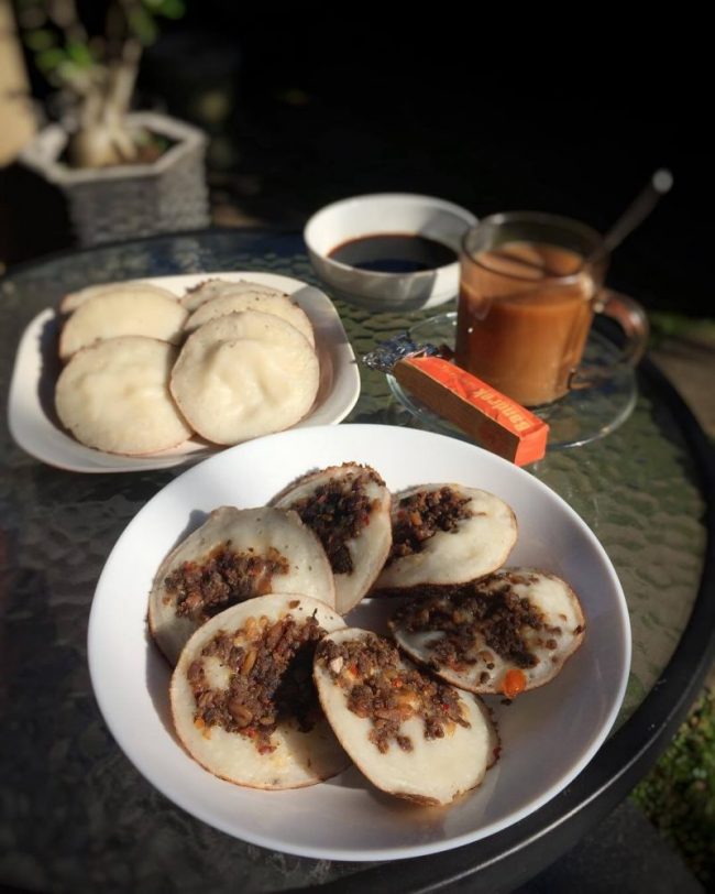 Surabi Oncom Majalengka via IG @dianarahmat, 1. Oncom Goreng Majalengka, 2. Kalua Jeruk, 3. Kecap Asli Majalengka, 4. Ampas Kecap, 5. Mangga Gedong Gincu Majalengka, 6. Gula Cakar Khas Majalengka, 7. Seblak Basah, 8. Nasi Lengko, 9. Lotek Khas Majalengka, 10. Tutut, 11. Pepes Jeroan, 12. Jalakotek Majalengka, 13. Surabi Oncom Majalengka, 14. Lumpia Basah, 15. Keripik Tempe khas Majalengka, 16. Durian, 17. Duwet (Jamblang) Majalengka, 18. Seroja Gurih, 19. Tekso, 20. Batik khas Majalengka