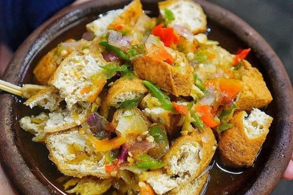 Tahu Gejrot, 1. Nasi Liwet Khas Sunda, 2. Nasi Timbel Khas Sunda, 3. Nasi Tutug Oncom, 4. Karedok Khas Sunda, 5. Lotek Sunda, 6. Tumis Genjer Oncom dari Sunda, 7. Pepes Ikan Khas Sunda, 8. Bakakak Hayam, Makanan Khas Sunda yang Unik, 9. Soto Bandung, Salah Satu Makanan Khas Sunda, 10. Soto Mie, Makanan Khas Sunda yang Populer, 11. Mie Kocok, Sajian Kuliner Khas Bandung, 12. Sate Maranggi, Makanan Khas Sunda yang Mendunia, 13. Empal Gentong Khas Jawa Barat, 14. Kupat Tahu, Menu Sarapan Khas Sunda, 15. Geco, Makanan Khas Cianjur, 16. Surabi, Makanan Khas Tradisional Sunda, 17. Tahu Sumedang Khas Sunda, 18. Tahu Gejrot Khas Sunda, 19. Combro Khas Sunda, 20. Bapatong, Makanan Khas Sunda yang Nikmat, 21. Cungkring, Makanan Khas Sunda dari Bogor, 22. Peuyeum Khas Sunda, 23. Kadedemes, Khas Sunda Jawa Barat, 24. Laksa Bogor, Khas Sunda, 25. Batagor, 26. Gepuk, 27. Basreng, 28. Dodol Garut, 29. Kue Gemblong, 30. Kue Cucur, 31. Apem Putih