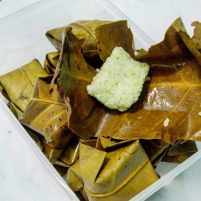 Tape ketan Daun Jambu via IG @kuninganrepost, 1. Empal Gentong, 2. Nasi Jamblang, 3. Docang, 4. Mie Koclok, 5. Nasi Lengko, 6. Sate Kalong, 7. Teh Poci, 8. Kerupuk Melarat, 9. Tahu Gejrot, 10. Bubur Sop, 11. Empal Asem Amarta, 12. Serabi, 13. Terasi Cirebon, 14. Gado – gado Ayam, 15. Sirup Tjampolay, 16. Kerupuk Udang, 17. Tape ketan Daun Jambu, 18. Rengginang, 19. Ikan Asin, 20. Growolan, 21. Kerupuk Kulit (Kerupuk Lambak), 22. Ondal Andil, 23. Gadungan, 24. Rarawuan, 25. Gepu, 26. Apem, 27. Wajik Komplang, 28. Emping, 29. Kue Gapit, 30. Jeniper (jeruk nipis peras), 31. Gula Batu, 32. Tahu Petis, 33. Sambal Asem, 34. Cirebon Kelana, 35. Cirebon Sultana, 36. Aci Dikoko, 37. Toko Daud, 38. Kue Satu, 39. Atom Kocir Bakpia’e Wong Cirebon, 40. Jambal Roti, 41. Batik Cirebon, 42. Keripik Tempe Sagu