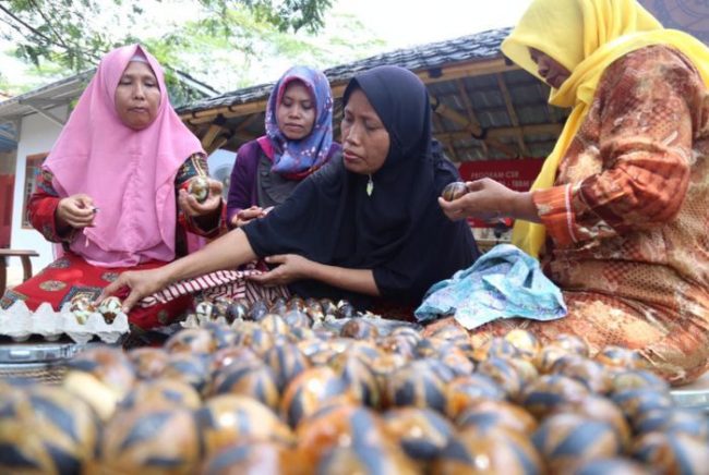 Telur Asin Bakar Batik via Grid, 1. Opak Ketan Rawagede, 2. Gegeplak Karawang, 3. Kue Ali Khas Karawang, 4. Kawista Madu, 5. Serabi Hijau, 6. Ikan Gabus Bumbu Pucung, 7. Soto Gempol, 8. Tahu Bambu, 9. Kue Gonjing, 10. Soto Sadang, 11. Soto Tangkar, 12. Nasi Liwet, 13. Ayam Goreng Sajolna, 14. Pepes Jambal, 15. Kerupuk Bontot, 16. Dodong Hideung, 17. Rengginang Ketan, 18. Bolu Kijing, 19. Jojongkong, 20. Gandasturi, 21. Kue Semprong, 22. Es Walikota, 23. Brownies Duren, 24. Telur Asin Bakar Batik, 25. Kue Lapis Tape, 26. Tahu Bumbu, 27. Pepes Walahar Khas Karawang