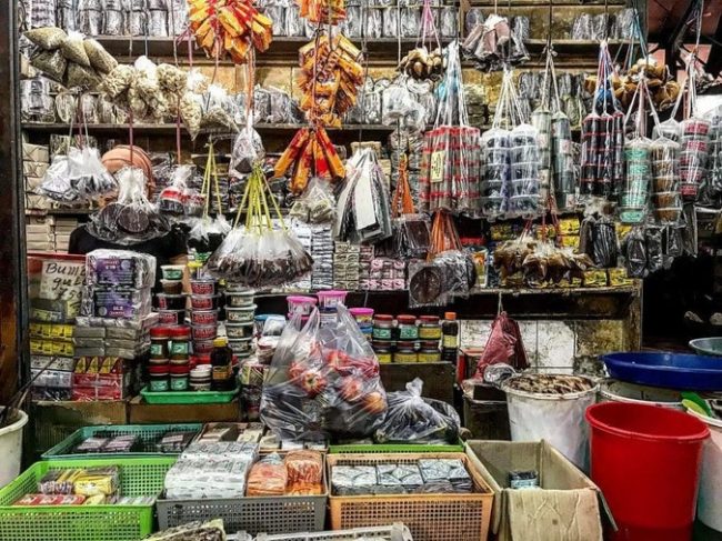 Terasi Cirebon via IG @desifatmawati31, 1. Empal Gentong, 2. Nasi Jamblang, 3. Docang, 4. Mie Koclok, 5. Nasi Lengko, 6. Sate Kalong, 7. Teh Poci, 8. Kerupuk Melarat, 9. Tahu Gejrot, 10. Bubur Sop, 11. Empal Asem Amarta, 12. Serabi, 13. Terasi Cirebon, 14. Gado – gado Ayam, 15. Sirup Tjampolay, 16. Kerupuk Udang, 17. Tape ketan Daun Jambu, 18. Rengginang, 19. Ikan Asin, 20. Growolan, 21. Kerupuk Kulit (Kerupuk Lambak), 22. Ondal Andil, 23. Gadungan, 24. Rarawuan, 25. Gepu, 26. Apem, 27. Wajik Komplang, 28. Emping, 29. Kue Gapit, 30. Jeniper (jeruk nipis peras), 31. Gula Batu, 32. Tahu Petis, 33. Sambal Asem, 34. Cirebon Kelana, 35. Cirebon Sultana, 36. Aci Dikoko, 37. Toko Daud, 38. Kue Satu, 39. Atom Kocir Bakpia’e Wong Cirebon, 40. Jambal Roti, 41. Batik Cirebon, 42. Keripik Tempe Sagu
