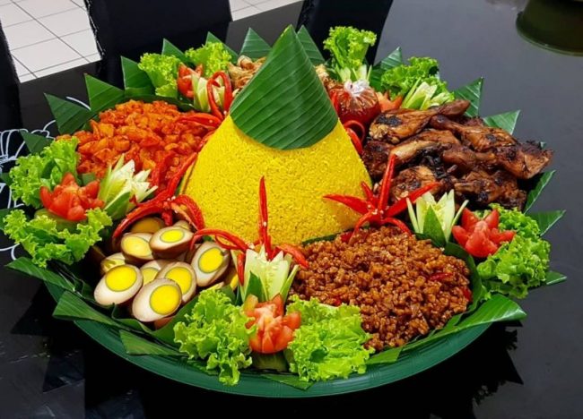 1. Dodol Picnic, 2. Batik Garut, 3. Dodol Warna – warni, 4. Baso Aci (bacil), 5. Nasi Liwet, 6. Surabi, 7. Es Goyobod, 9. Kue Balok Maranti, 10. Burayot, 11. Jeruk Garut, 12. Dodol Garut, 13. Dorokdok atau Kerupuk Kulit, 14. Chocodot, 15. Emplod , 16. Opak, 17. Rangginang, 18. Ladu, 19. Moring Garutan, 20. Comring Banjarwangi, 21. Wajit Cisompet, 22. Tumpeng Cikajang, 23. Keripik Kentang Cikajang, 24. Pindang ikan, 25. Ceprus, 26. Jaket Kulit, 27. Lada Hitam Negeri Mas, 28. Sambal Cibiuk, 29. Soto Ayam Garut