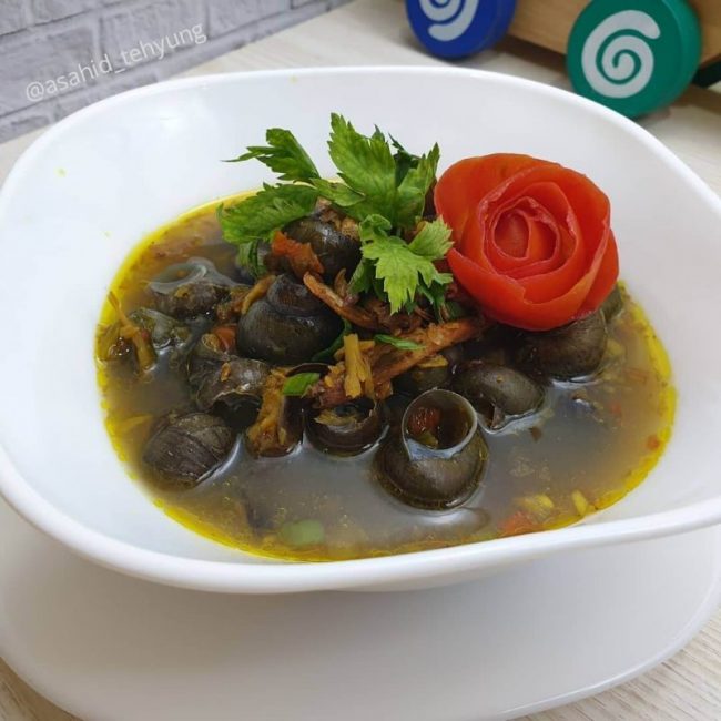 Tutut via IG @asahid_tehyung, 1. Oncom Goreng Majalengka, 2. Kalua Jeruk, 3. Kecap Asli Majalengka, 4. Ampas Kecap, 5. Mangga Gedong Gincu Majalengka, 6. Gula Cakar Khas Majalengka, 7. Seblak Basah, 8. Nasi Lengko, 9. Lotek Khas Majalengka, 10. Tutut, 11. Pepes Jeroan, 12. Jalakotek Majalengka, 13. Surabi Oncom Majalengka, 14. Lumpia Basah, 15. Keripik Tempe khas Majalengka, 16. Durian, 17. Duwet (Jamblang) Majalengka, 18. Seroja Gurih, 19. Tekso, 20. Batik khas Majalengka