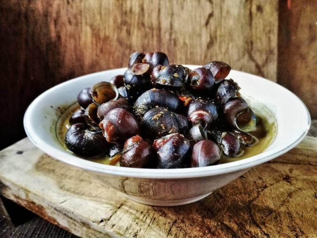 Tutut Soding via IG @enjoy_fotografi, 1. Keripik Nanas, 2. Dodol Nanas, 3. Nanas Simadu Khas Subang, 4. Coklat Nanas Khas Subang, 5. Delipel, 6. D’Bubuy Ma’ Atik, 7. Ikan Lapan Crispy, 8. Tape Ketan atau Peuyeum Ketan, 9. Bubuy Ayam Subang, 10. Nasi Liwet, 11. Tutut Soding, 12. Oncom Dawuan Subang, 13. Pinadrink, 14. Kerupuk Miskin khas Subang, 15. Abon Jantung Pisang, 16. Gitrek Singkong, 17. Gepuk Daging, 18. Rambutan Kalijati, 19. Sirup Nanas, 20. Abon Ikan Nila, 21. Bolu Nanas Subang, 22. Beras Hitam, 23. Papais Cisaat