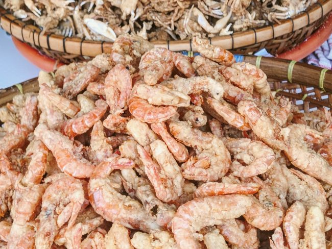 Udang Kering Goreng, 1. Noga Kelapa Rasa Jahe, 2. Kepiting Soka Krispi, 3. Udang Kering Goreng, 4. Noga Suuk (noga kacang tanah), 5. Ikan Asin Jambal Roti, 6. Gula Merah, 7. Opak (Rengginang Terasi), 9. Hasil Laut Segar, 10. Sawo, 11. Kaos Pantai, 12. Kerajinan Kerang, 13. Ikan Teri, 14. Keripik Cau (keripik pisang), 15. Sale Pisang Pangandaran, 16. Pindang Gunung