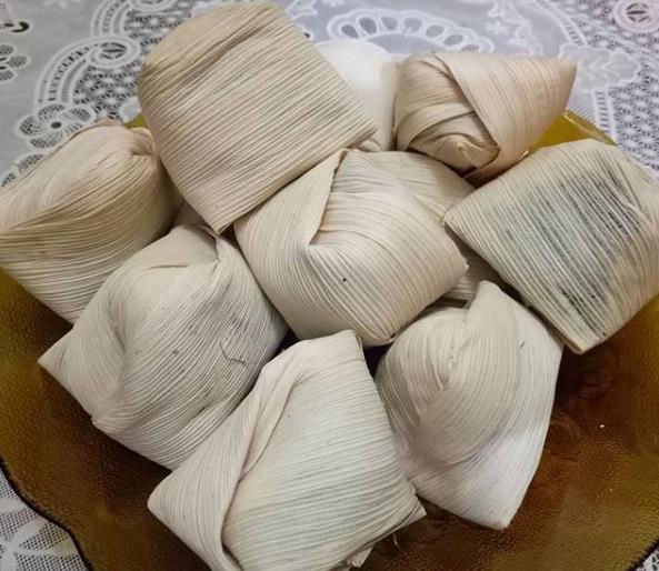 1. Dodol Picnic, 2. Batik Garut, 3. Dodol Warna – warni, 4. Baso Aci (bacil), 5. Nasi Liwet, 6. Surabi, 7. Es Goyobod, 9. Kue Balok Maranti, 10. Burayot, 11. Jeruk Garut, 12. Dodol Garut, 13. Dorokdok atau Kerupuk Kulit, 14. Chocodot, 15. Emplod , 16. Opak, 17. Rangginang, 18. Ladu, 19. Moring Garutan, 20. Comring Banjarwangi, 21. Wajit Cisompet, 22. Tumpeng Cikajang, 23. Keripik Kentang Cikajang, 24. Pindang ikan, 25. Ceprus, 26. Jaket Kulit, 27. Lada Hitam Negeri Mas, 28. Sambal Cibiuk, 29. Soto Ayam Garut