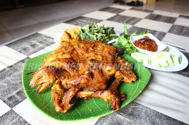 Ayam Panggang Khas Karanganyar via Karanganyarkabgoid, 1. Timus, 2. Balung Kethek Super, 3. Grubi, 4. Ayam Tim Mbok Yem, 5. Sate Landak, 6. Soto Karang, 7. Sup Buntut, 8. Ayam Panggang Khas Karanganyar, 9. Sate Kambing Karanganyar, 10. Bollen Ubigo, 12. Durian, 13. Blangkon, 14. Kincir Angin, 15. Keripik Pisang