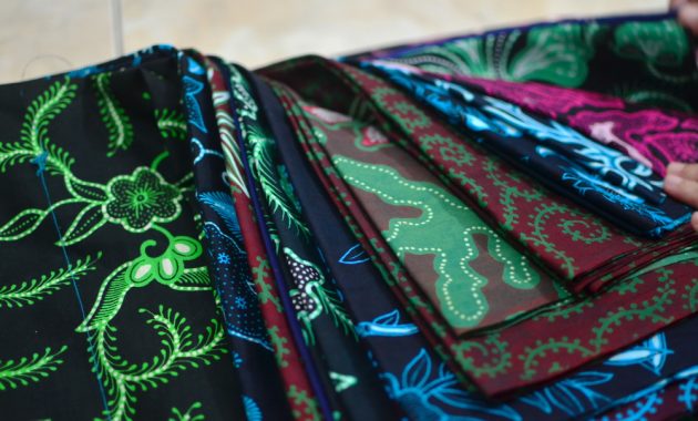 Batik Tulis Gumelem via IG rosnahindarticom, 1. Carica, 2. Batik Tulis Gumelem, 3. Purwaceng, 4. Dodol Salak, 6. Sirup Salak, 7. Keripik Salak, 8. Kopi Biji Salak, 9. Keripik Kentang, 10. Buah Salak, 11. Buntil, 12. Apem, 13. Dawet Ayu, 14. Bakso Ketupat, 15. Poci