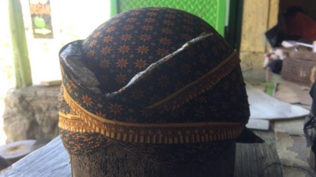 Blangkon via Tribunnews, 1. Timus, 2. Balung Kethek Super, 3. Grubi, 4. Ayam Tim Mbok Yem, 5. Sate Landak, 6. Soto Karang, 7. Sup Buntut, 8. Ayam Panggang Khas Karanganyar, 9. Sate Kambing Karanganyar, 10. Bollen Ubigo, 12. Durian, 13. Blangkon, 14. Kincir Angin, 15. Keripik Pisang