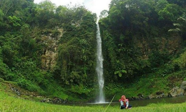 Curug Bugbrug, 1. Farm House Susu Lembang, 2. Floating Market, Lembang, 3. Orchid Forest, 4. Dusun Bambu, 5. Dago Dream Park, 6. Terminal Wisata Grafika Cikole, 7. Kebun Bunga Begonia, 8. De Ranch, 9. Tebing Keraton, 10. The Lodge Maribaya, 11. Gunung Tangkuban Perahu, 12. Hutan Pinus PAL 16, 13. Stone Garden Citatah, 14. Gunung Putri, 15. Taman Lembah Dewata, 16. Jendela Alam, 17. Natural Hill, 18. Tafso Barn, 19. Curug Tilu Leuwi Opat, 20. Curug Layung &amp; Camping Ground, 21. Gantolle Paralayang Singajaya Cihampelas, 22. Puncak Eurad Pingping, 23. Danau Sanghyang Heuleut, 24. Sendang Geulis Kahuripan, 25. Gunung Batu, 26. Goa Pawon, 27. Curug Cimahi atau Curug Pelangi, 28. Tebing Citatah, 29. Gunung Bendera Padalarang, 30. Maribaya Natural Hot Spring Resort &amp; Glamping Tent, 31. Curug Malela, 32. Curug Penganten, 33. Pine Forest Camp, 34. Danau Wakadobol Batujajar, 35. Gunung Hawu, 36. Kebun Teh Sukawana, 37. Curug Aseupan, 38. Curug Bugbrug, 39. Wana Wisata Pasir Ipis, 40. Sungai Cikahuripan, Green Canyonnya Bandung, 41. Curug Ngebul, 42. Pemandian Air Panas Nagrak, 43. Ganesha H Equestrian, 44. Curug Buana Rongga, 45. Curug Omas, 46. Curug Sumpel, 47. Curug Kuya, 48. Curug Katumiri