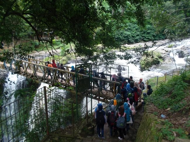 Curug Omas, 1. Farm House Susu Lembang, 2. Floating Market, Lembang, 3. Orchid Forest, 4. Dusun Bambu, 5. Dago Dream Park, 6. Terminal Wisata Grafika Cikole, 7. Kebun Bunga Begonia, 8. De Ranch, 9. Tebing Keraton, 10. The Lodge Maribaya, 11. Gunung Tangkuban Perahu, 12. Hutan Pinus PAL 16, 13. Stone Garden Citatah, 14. Gunung Putri, 15. Taman Lembah Dewata, 16. Jendela Alam, 17. Natural Hill, 18. Tafso Barn, 19. Curug Tilu Leuwi Opat, 20. Curug Layung &amp; Camping Ground, 21. Gantolle Paralayang Singajaya Cihampelas, 22. Puncak Eurad Pingping, 23. Danau Sanghyang Heuleut, 24. Sendang Geulis Kahuripan, 25. Gunung Batu, 26. Goa Pawon, 27. Curug Cimahi atau Curug Pelangi, 28. Tebing Citatah, 29. Gunung Bendera Padalarang, 30. Maribaya Natural Hot Spring Resort &amp; Glamping Tent, 31. Curug Malela, 32. Curug Penganten, 33. Pine Forest Camp, 34. Danau Wakadobol Batujajar, 35. Gunung Hawu, 36. Kebun Teh Sukawana, 37. Curug Aseupan, 38. Curug Bugbrug, 39. Wana Wisata Pasir Ipis, 40. Sungai Cikahuripan, Green Canyonnya Bandung, 41. Curug Ngebul, 42. Pemandian Air Panas Nagrak, 43. Ganesha H Equestrian, 44. Curug Buana Rongga, 45. Curug Omas, 46. Curug Sumpel, 47. Curug Kuya, 48. Curug Katumiri