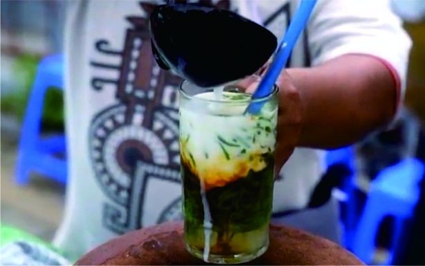 Dawet Ayu via Jalanjalananak, 1. Carica, 2. Batik Tulis Gumelem, 3. Purwaceng, 4. Dodol Salak, 6. Sirup Salak, 7. Keripik Salak, 8. Kopi Biji Salak, 9. Keripik Kentang, 10. Buah Salak, 11. Buntil, 12. Apem, 13. Dawet Ayu, 14. Bakso Ketupat, 15. Poci
