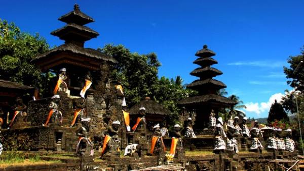 Desa Wisata Bulian via Bulelengkab, 1. Air Terjun Lembah Jian, 2. Air Terjun Bertingkat Gitgit, 3. Air Panas Banjar, 4. Air Terjun Mekalongan, 5. Air Terjun Lemukih, 6. Air Terjun yeh Mampeh, 7. Air Terjun Melanting, 8. Air Terjun Munduk, 9. Air Terjun Banyumala, 10. Air Terjun Tembok Barak, 11. Air Terjun Aling – Aling, 12. Air Terjun Jambangan, 13. Air Terjun Sekumpul, 14. Air Terjun Carat Kecil, 15. Air Terjun Carat Besar, 16. Bali Handara Kosaido, 17. Air Terjun Kroya, 18. Air Terjun Yeh Salem, 19. Air Terjun Jembong, 20. Air Terjun Wana Ayu, 21. Air Terjun Tinggarsari, 22. Air Terjun Pucak Manik, 23. Air Terjun Sing – Sing, 24. Air Terjun Colek Pamor, 25. Air Terjun Ceburan, 26. Air Terjun Pucuk, 27. Air Terjun Kembar Sambangan, 28. Air Terjun Cemara, 29. Air Terjun Canging, 30. Air Terjun Dedari, 31. Air Terjun Fiji, 32. Air Terjun Bengbengan, 33. Air Terjun Amer Pakisan, 34. Air Terjun Yeh Bayah, 35. Pantai Batu Sungu, 36. Pantai Penuktukan, 37. Pantai Umeanyar, 38. Pantai Penimbangan, 39. Pantai Banyuwedang, 40. Air Panas Banyuwedang, 41. Pantai Gondol, 42. Pantai Pemuteran, 43. Pantai Goris Pejarakan, 44. Pantai Kerobokan, 45. Pantai Lovina, 46. Pantai Batu Ampar Pejarakan, 47. Vihara Buddha Banjar, 48. Pemandian Air Sanih, 49. Taman Nasional Bali Barat, 50. Ex Pelabuhan Buleleng, 51. Danau Buyan, 52. Danau Tamblingan, 53. Ayunan dan Anjungan Wanagiri, 54. Wisata Desa Kuno Sembiran, 55. Pemandangan Sekitar Pura Bukit Pucak Sakti, 56. Wisata Desa Julah, 57. Situs Batu Gambir Upit, 58. Gedong Kirtya, 59. Pantai Celagi Bantes, 60. Pura Ponjok Batu, 61. Museum Buleleng, 62. Rumah Pohon Temega, 63. Desa Wisata Bulian, 64. Krisna Fantastic Land, 65. Pasar Anyar, 66. Pulau Menjangan, 67. Budidaya Mutiara Penyambangan, 68. Pura Dalem Segara Madu, 69. Pura Beji Sangsit, 70. Bukit Batu Kursi, 71. Pulau Putih, 72. Desa Wisata Sidetapa, 73. Desa Wisata Cempage, 74. Kubu Hobbit Pedawa, 75. Menara Bambu Tigawasa, 76. Pantai Sanggalangit, 77. Pantai Pacung, 78. Wisata Selfie Madenan, 79. Air Terjun Bertingkat Silangjana, 80. Pantai Tukad Puyung Bukti, 81. Pantai Anturan, 82. Pemandian Mumbul Anturan, 83. Bendungan Tirab Ularan, 84. Bendungan Gerogak, 85. Terasering Busungbiu, 86. Desa Wisata Bebetin, 87. Air Terjun Seseran, 88. Desa Wisata Kaliasem, 89. Bukit Teletubbies Kubutambahan, 90. Agrowisata Sepang, 91. Desa Wisata Subuk, 92. Air Terjun Umejero, 93. Agrowisata Umejero, 94. Taman Kota Singaraja, 95. Agrowisata Anggur Banyupoh, 96. Pura Pulaki, 97. Pantai Pulaki, 98. Pelabuhan Celukan Bawang, 99. Pantai Sangsit