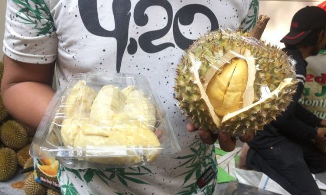 Durian Petruk via Kompas, 1. Kerupuk Bawang, 2. Kaos Qimo, 3. Kerajinan Monel Kalinyamatan, 4. Kerajinan Ukir, 5. Kerajinan Patung, 6. Durian Petruk, 7. Jeruk Jepara, 8. Kacang Listrik, 9. Carang Madu, 10. Kerupuk Tenggiri, 11. Kerupuk Udang Echo, 12. Tenun Troso, 13. Sambal Samtis, 14. Kacang Oven Jepara, 15. Kerajinan Kerang Jepara, 16. Makanan Ringan Rondo Royal, 17. Turuk Bintol, 18. Kayu Kalimasada, 19. Bontosan, 20. Horog-horog, 21. Moto Belong, 22. Singit