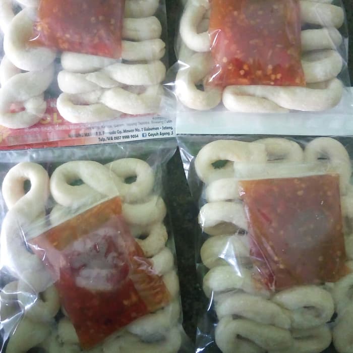 Golak Khas Kebumen via Tokopedia, 1. Yutuk Goreng, 2. Kethek Khas Kebumen, 3. Golak Khas Kebumen, 4. Jipang Kacang, 5. Lanting Khas Kebumen, 6. Sate Ambal Khas Kebumen, 7. Emping Mendem, 8. Kue Satu Kacang Ijo, 9. Keripik Pisang, 10. Sagon Kelapa, 11. Jenang Sabun, 12. Souvenir Biji Jenitri, 13. Sale Pisang, 14. Gerabah dan Guci, 15. Pandan Batok, 16. Soto Ayam Petanahan, 17. Mendoan, 18. Soto Tamanwinangun, 19. Nasi Penggel Kebumen