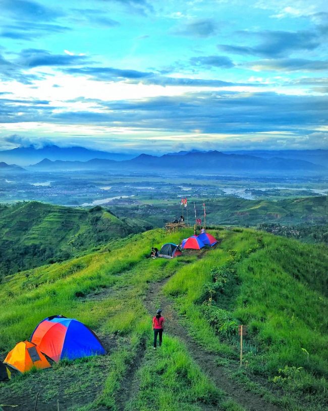 Gunung Bendera Padalarang via IG @rbihsan, 1. Farm House Susu Lembang, 2. Floating Market, Lembang, 3. Orchid Forest, 4. Dusun Bambu, 5. Dago Dream Park, 6. Terminal Wisata Grafika Cikole, 7. Kebun Bunga Begonia, 8. De Ranch, 9. Tebing Keraton, 10. The Lodge Maribaya, 11. Gunung Tangkuban Perahu, 12. Hutan Pinus PAL 16, 13. Stone Garden Citatah, 14. Gunung Putri, 15. Taman Lembah Dewata, 16. Jendela Alam, 17. Natural Hill, 18. Tafso Barn, 19. Curug Tilu Leuwi Opat, 20. Curug Layung &amp; Camping Ground, 21. Gantolle Paralayang Singajaya Cihampelas, 22. Puncak Eurad Pingping, 23. Danau Sanghyang Heuleut, 24. Sendang Geulis Kahuripan, 25. Gunung Batu, 26. Goa Pawon, 27. Curug Cimahi atau Curug Pelangi, 28. Tebing Citatah, 29. Gunung Bendera Padalarang, 30. Maribaya Natural Hot Spring Resort &amp; Glamping Tent, 31. Curug Malela, 32. Curug Penganten, 33. Pine Forest Camp, 34. Danau Wakadobol Batujajar, 35. Gunung Hawu, 36. Kebun Teh Sukawana, 37. Curug Aseupan, 38. Curug Bugbrug, 39. Wana Wisata Pasir Ipis, 40. Sungai Cikahuripan, Green Canyonnya Bandung, 41. Curug Ngebul, 42. Pemandian Air Panas Nagrak, 43. Ganesha H Equestrian, 44. Curug Buana Rongga, 45. Curug Omas, 46. Curug Sumpel, 47. Curug Kuya, 48. Curug Katumiri