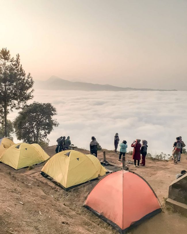 Gunung Putri via IG @alfakei7, 1. Farm House Susu Lembang, 2. Floating Market, Lembang, 3. Orchid Forest, 4. Dusun Bambu, 5. Dago Dream Park, 6. Terminal Wisata Grafika Cikole, 7. Kebun Bunga Begonia, 8. De Ranch, 9. Tebing Keraton, 10. The Lodge Maribaya, 11. Gunung Tangkuban Perahu, 12. Hutan Pinus PAL 16, 13. Stone Garden Citatah, 14. Gunung Putri, 15. Taman Lembah Dewata, 16. Jendela Alam, 17. Natural Hill, 18. Tafso Barn, 19. Curug Tilu Leuwi Opat, 20. Curug Layung &amp; Camping Ground, 21. Gantolle Paralayang Singajaya Cihampelas, 22. Puncak Eurad Pingping, 23. Danau Sanghyang Heuleut, 24. Sendang Geulis Kahuripan, 25. Gunung Batu, 26. Goa Pawon, 27. Curug Cimahi atau Curug Pelangi, 28. Tebing Citatah, 29. Gunung Bendera Padalarang, 30. Maribaya Natural Hot Spring Resort &amp; Glamping Tent, 31. Curug Malela, 32. Curug Penganten, 33. Pine Forest Camp, 34. Danau Wakadobol Batujajar, 35. Gunung Hawu, 36. Kebun Teh Sukawana, 37. Curug Aseupan, 38. Curug Bugbrug, 39. Wana Wisata Pasir Ipis, 40. Sungai Cikahuripan, Green Canyonnya Bandung, 41. Curug Ngebul, 42. Pemandian Air Panas Nagrak, 43. Ganesha H Equestrian, 44. Curug Buana Rongga, 45. Curug Omas, 46. Curug Sumpel, 47. Curug Kuya, 48. Curug Katumiri