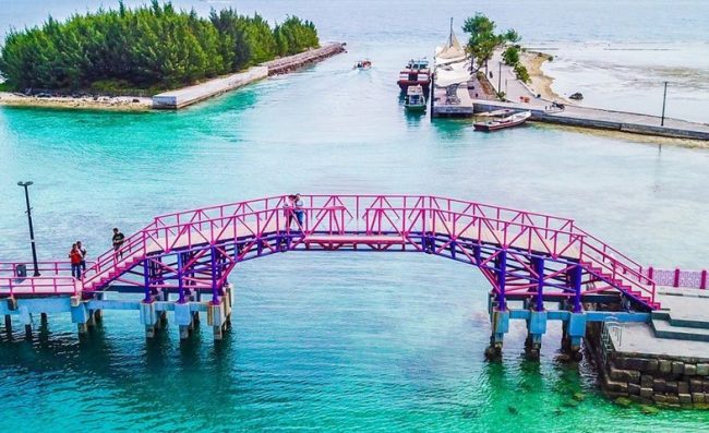 Jembatan Cinta - Tempat Wisata di Pulau Seribu, 1. Pantai Pasir Perawan, 2. Jembatan Cinta, 3. Pantai Pulau Dolphin, 4. Taman Nasional, 5. Pantai Bintang, 6. Pantai Saung Cemara Kasih, 7. Pulau Tidung Kecil, 8. Pantai Pulau Perak, 9. Saung Sunset, 10. Pantai Semak Daun, 11. Jembatan Pengantin, 12. Pantai Pulau Air, 13. Pantai LIPI, 14. Danau Asmara, 15. Pantai Pulau Bira, 16. Pulau Untung Jawa, 17. Pulau Kotok, 18. Pulau Bidadari, 19. Pulau Onrust, 20. Pulau Ayer, 21. Pulau Harapan, 22. Pulau Pramuka, 23. Pulau Macan, 24. Pulau Pari, 25. Pulau Genteng Kecil, 26. Pulau Pantara, 27. Pulau Pelangi, 28. Pulau Sepa, 29. Pulau Putri, 30. Pulau Kelor, 31. Pulau Sabira, 32.  Pulau Kelapa, 33. Pulau Lancang, 34. Pulau Panggang, 35. Pulau Edam