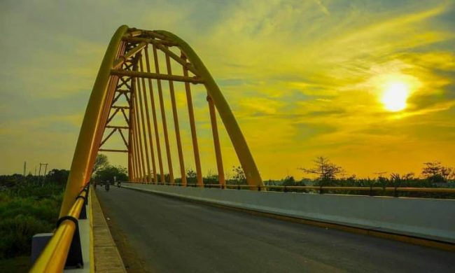 Jembatan Terusan Indramayu via IG @ghifarmr, 1. Pantai Dadap, 2. Wisata Pohon Randu Gede, 3. Jembatan Terusan Indramayu, 4. Scince Center Mutiara Bangsa, 5. Pulau Biawak Indramayu, 6. Taman Tjimanoek, 7. Waduk Cipancuh Indramayu, 8. Hutan Mangrove Karangsong, 9. Tugu Perjuangan, 10. Pantai Glayem, 11. Agung Fantasi Waterpark, 12. Kolam Pemancingan Wanguk, 13. Alun – alun Indramayu, 14. Situ Bolang, 15. Situs Buyut Banjar, 16. Pantai Balongan Indah, 17. Pantai Tanah Merah Eretan, 18. Taman Rusa Bumi Patra, 19. Wisata Tiga Bintang Firdaus, 20. Agung Fantasi water Park, 21. Waterboom Bojongsari, 22. Pantai Eretan, 23. Agrowisata Mangga, 24. Pantai Tebing Patrol, 25. Pantai Cibugel, 26. Pantai Solikin, 27. Pantai Limbangan, 28. Waterboom Tirta Djaya, 29. Curug Citayam Indramayu, 30. Masjid Agung Indramayu, 31. Pantai Rembat, 32. Monumen Bumi Patra, 33. Pantai Karangsong, 34. Pantai Tirtamaya