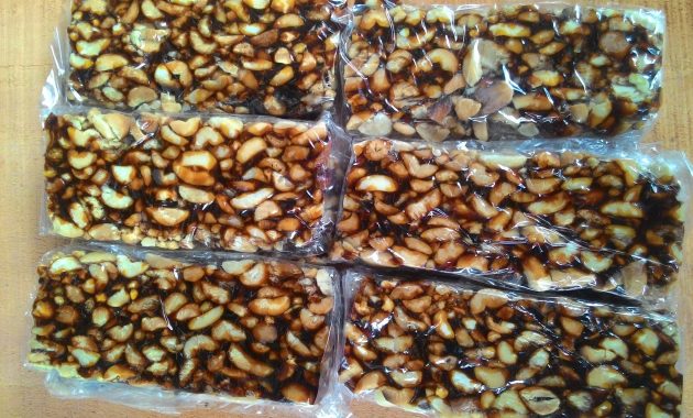 Jipang Kacang via Tokopedia, 1. Yutuk Goreng, 2. Kethek Khas Kebumen, 3. Golak Khas Kebumen, 4. Jipang Kacang, 5. Lanting Khas Kebumen, 6. Sate Ambal Khas Kebumen, 7. Emping Mendem, 8. Kue Satu Kacang Ijo, 9. Keripik Pisang, 10. Sagon Kelapa, 11. Jenang Sabun, 12. Souvenir Biji Jenitri, 13. Sale Pisang, 14. Gerabah dan Guci, 15. Pandan Batok, 16. Soto Ayam Petanahan, 17. Mendoan, 18. Soto Tamanwinangun, 19. Nasi Penggel Kebumen