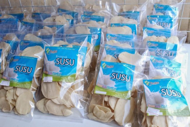 Kerupuk Susu via Mymilk, 1. Dodol Susu, 2. Olahan Sapi, 3. Kerupuk Kulit, 4. Karak Jadah, 5. Keripik Ceker Khas Boyolali, 6. Petis Sapi, 7. Keju Khas Boyolali, 8. Soto Seger Khas Boyolali, 9. Nasi Tumpang Boyolali, 10. Tahu Susu, 11. Jenang Pecel, 12. Abon Lele, 13. Marning, 14. Susu Segar Boyolali, 15. Bebek Goreng, 16. Kerupuk Susu, 17. Lento (Mento)