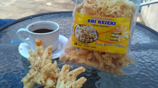 Keripik Ceker Khas Boyolali via IG @andiscopee, 1. Dodol Susu, 2. Olahan Sapi, 3. Kerupuk Kulit, 4. Karak Jadah, 5. Keripik Ceker Khas Boyolali, 6. Petis Sapi, 7. Keju Khas Boyolali, 8. Soto Seger Khas Boyolali, 9. Nasi Tumpang Boyolali, 10. Tahu Susu, 11. Jenang Pecel, 12. Abon Lele, 13. Marning, 14. Susu Segar Boyolali, 15. Bebek Goreng, 16. Kerupuk Susu, 17. Lento (Mento)
