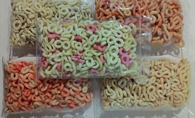 Lanting Khas Kebumen via Jitunews, 1. Yutuk Goreng, 2. Kethek Khas Kebumen, 3. Golak Khas Kebumen, 4. Jipang Kacang, 5. Lanting Khas Kebumen, 6. Sate Ambal Khas Kebumen, 7. Emping Mendem, 8. Kue Satu Kacang Ijo, 9. Keripik Pisang, 10. Sagon Kelapa, 11. Jenang Sabun, 12. Souvenir Biji Jenitri, 13. Sale Pisang, 14. Gerabah dan Guci, 15. Pandan Batok, 16. Soto Ayam Petanahan, 17. Mendoan, 18. Soto Tamanwinangun, 19. Nasi Penggel Kebumen