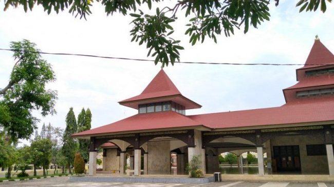Masjid Agung Indramayu via Tribunnews, 1. Pantai Dadap, 2. Wisata Pohon Randu Gede, 3. Jembatan Terusan Indramayu, 4. Scince Center Mutiara Bangsa, 5. Pulau Biawak Indramayu, 6. Taman Tjimanoek, 7. Waduk Cipancuh Indramayu, 8. Hutan Mangrove Karangsong, 9. Tugu Perjuangan, 10. Pantai Glayem, 11. Agung Fantasi Waterpark, 12. Kolam Pemancingan Wanguk, 13. Alun – alun Indramayu, 14. Situ Bolang, 15. Situs Buyut Banjar, 16. Pantai Balongan Indah, 17. Pantai Tanah Merah Eretan, 18. Taman Rusa Bumi Patra, 19. Wisata Tiga Bintang Firdaus, 20. Agung Fantasi water Park, 21. Waterboom Bojongsari, 22. Pantai Eretan, 23. Agrowisata Mangga, 24. Pantai Tebing Patrol, 25. Pantai Cibugel, 26. Pantai Solikin, 27. Pantai Limbangan, 28. Waterboom Tirta Djaya, 29. Curug Citayam Indramayu, 30. Masjid Agung Indramayu, 31. Pantai Rembat, 32. Monumen Bumi Patra, 33. Pantai Karangsong, 34. Pantai Tirtamaya