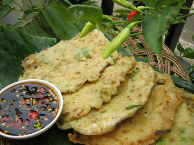 Mendoan, 1. Yutuk Goreng, 2. Kethek Khas Kebumen, 3. Golak Khas Kebumen, 4. Jipang Kacang, 5. Lanting Khas Kebumen, 6. Sate Ambal Khas Kebumen, 7. Emping Mendem, 8. Kue Satu Kacang Ijo, 9. Keripik Pisang, 10. Sagon Kelapa, 11. Jenang Sabun, 12. Souvenir Biji Jenitri, 13. Sale Pisang, 14. Gerabah dan Guci, 15. Pandan Batok, 16. Soto Ayam Petanahan, 17. Mendoan, 18. Soto Tamanwinangun, 19. Nasi Penggel Kebumen