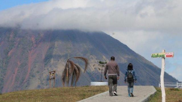 Menikmati Senja Di Puncak Bukit Wolobobo, 1. Kampung Adat Bena, 2. Taman laut Siung 17 Pulau, 3. Pemandian Air Panas Mangeruda, 4. Wisata Air Terjun Ogi, 5. Puncak Gunung Inerie, 6. Menikmati Senja Di Puncak Bukit Wolobobo, 7. Panorama Manulalu, 8. Air Panas Boba Soka, 9. Pantai Riung, 10. Batu Kodok, 11. Danau Wawomudha, 12. Kampung Adat Belaraghi, 13. Pantai Leko Ena, 14. Air Terjun Wae Roa, 15. Pantai Ena Bhara, 16. Pulau Rutong, 17. Pulau Kelelawar Ontoloe