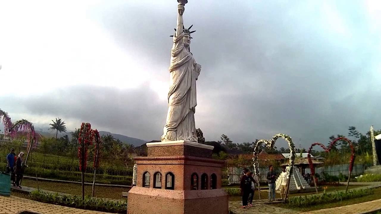 Miniatur Dunia Purwokerto via Ksmtour, 1. Objek Wisata Terkenal Baturaden di Purwokerto, 2. Tempat Wisata Alam Curug Gede di Purwokerto, 3. Objek Wisata Alam Air Terjun Curug Ceheng di Purwokerto, 4. Tempat Wisata Seru di Baturraden Adventure Forest Purwokerto, 5. Objek Wisata Air hangat belerang di Pancuran 7 di Purwokerto, 6. Tempat Wisata Seru Telaga sunyi di Purwokerto, 7. Objek Wisata Alam Curug Cipendok, 8. Objek Wisata Religi Gua Maria Kaliori di Purwokerto, 9. Wisata Kuliner Mendoan khas Purwokerto, 10. Destinasi Wisata Menantang Mendaki Gunung Slamet, 11. Tempat Wisata Seru Pemandian Kalibacin , 12. Tempat Wisata Keluarga Batur Agung di Purwokerto (Sudah Tutup), 13. Tempat Rekreasi Keluarga Telaga Pucung , 14. Monumen Panglima Besar Jenderal Sudirman , 15. Wahana Rekreasi Dreamland Park Pancasan di Purwokerto, 16. Wahana Permainan Seru Crossworld Paintball, 17. Nyantai di Alun-alun Lama Kota Banyumas, 18. Serunya Liburan di Depo Bay Depo Pelita Purwokerto, 19. Objek Wisata Terbaru Curug Nangga Di Banyumas, 20. Bukit Watu Meja, 21. Museum Bank Rakyat Indonesia, 22. Wisata Bendungan Gerak Serayu, 23. Tempat Wisata Alam Bukit Tranggulasih Purwokerto, 24. Liburan Seru ke Batur Agung Mount of Fun Purwokerto, 25. Wisata Alam Curug Gomblang di Purwokerto, 26. Curug Bayan, 27. Curug Telu, 28. Bukit Bintang Baturaden, 29. Wisata Alam Pancuran 3 Purwokerto, 30. Miniatur Dunia Purwokerto (Small World), 31. Bukit Pandang Munggang, 32. Puncak Dinar, 33. Bukit Gadog, 34. Kebun Bunga Matahari Rempoah, 35. Bukit Agaran, 36. Hutan Pinus Limpakuwus, 37. Curug Pinang, 38. The Forest Island, 39. The Village Purwokerto, 40. Bumi Perkemahan Wana Wisata Baturaden, 41. Taman Kaloka Widya Mandala