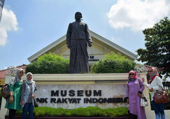 Museum Bank Rakyat Indonesia via IG @supandialfaris, 1. Taman Mini Indonesia Indah (TMII), 2. Monumen Nasional (Tugu Monas), 3. Taman Impian Jaya Ancol, 4. Kepulauan Seribu , 5. Dunia Fantasi (DUFAN) , 6. Pulau Tidung , 7. Kebun Binatang Ragunan , 8. Ocean Ecopark, 9. Pulau Bidadari , 10. Atlantis Water Adventure , 11. Pasar Seni, 12. Pelabuhan Marina  , 13.  Jembatan Kota Intan, 14. Museum Bank Indonesia , 15. Kidzania Pacific Place , 16. Ice Skating di Sky Rink , 17. Grand Indonesia Mall , 18. Kawasan Kota Tua Jakarta, 19. Masjid Istiqlal , 20. Gereja Katedral Jakarta , 21. Taman Suropati Jakarta , 22. Pasar Taman Puring , 23. Pasar Tanah Abang , 24. Museum Nasional , 25. Sea World Ancol , 26. Pecinan Glodok Jakarta , 27. Taman Wisata Alam Angke Kapuk, 28. Setu Babakan Jakarta , 29. Kandank Jurank Doank , 30. Cibubur Garden Diary, 31. Tanah Tingal , 32. Hauwke’s Auto Gallery , 33. Escape Hunt Jakarta , 34. The Wave Pondok Indah Waterpark , 35. Taman Wiladatika Cibubur, 36. Kemang Food Festival , 37. Flight Experience Gandaria (Tutup Permanen), 38. Wisata Pendidikan Pinisi , 39. Taman Wisata Tabebuya 