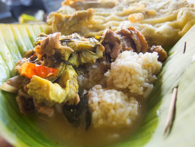 Nasi Penggel Kebumen via Iqbalkautsar, 1. Yutuk Goreng, 2. Kethek Khas Kebumen, 3. Golak Khas Kebumen, 4. Jipang Kacang, 5. Lanting Khas Kebumen, 6. Sate Ambal Khas Kebumen, 7. Emping Mendem, 8. Kue Satu Kacang Ijo, 9. Keripik Pisang, 10. Sagon Kelapa, 11. Jenang Sabun, 12. Souvenir Biji Jenitri, 13. Sale Pisang, 14. Gerabah dan Guci, 15. Pandan Batok, 16. Soto Ayam Petanahan, 17. Mendoan, 18. Soto Tamanwinangun, 19. Nasi Penggel Kebumen