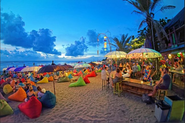 Pantai Double Six via Baligateway, 1. Tanah Lot, 2. Pura Uluwatu, 3. Pantai Kuta, 4. Pantai Melasti Ungasan, 5. Finns Beach Club, 6. Kelingking Beach, 7. Rock Bar Bali, 8. Dreamland Beach, 9. Pantai Petitenget, 10. Pantai Batu Belig, 11. Echo Beach Canggu, 12. Pantai Balangan, 13. Pantai Mengening, 14. Double Six Beach Seminyak, 15. Honeymoon Beach