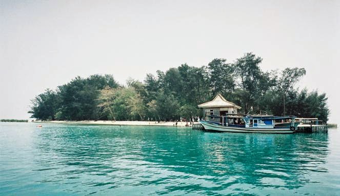 Pantai Semak Daun via Wiyata Island, 1. Pantai Pasir Perawan, 2. Jembatan Cinta, 3. Pantai Pulau Dolphin, 4. Taman Nasional, 5. Pantai Bintang, 6. Pantai Saung Cemara Kasih, 7. Pulau Tidung Kecil, 8. Pantai Pulau Perak, 9. Saung Sunset, 10. Pantai Semak Daun, 11. Jembatan Pengantin, 12. Pantai Pulau Air, 13. Pantai LIPI, 14. Danau Asmara, 15. Pantai Pulau Bira, 16. Pulau Untung Jawa, 17. Pulau Kotok, 18. Pulau Bidadari, 19. Pulau Onrust, 20. Pulau Ayer, 21. Pulau Harapan, 22. Pulau Pramuka, 23. Pulau Macan, 24. Pulau Pari, 25. Pulau Genteng Kecil, 26. Pulau Pantara, 27. Pulau Pelangi, 28. Pulau Sepa, 29. Pulau Putri, 30. Pulau Kelor, 31. Pulau Sabira, 32.  Pulau Kelapa, 33. Pulau Lancang, 34. Pulau Panggang, 35. Pulau Edam